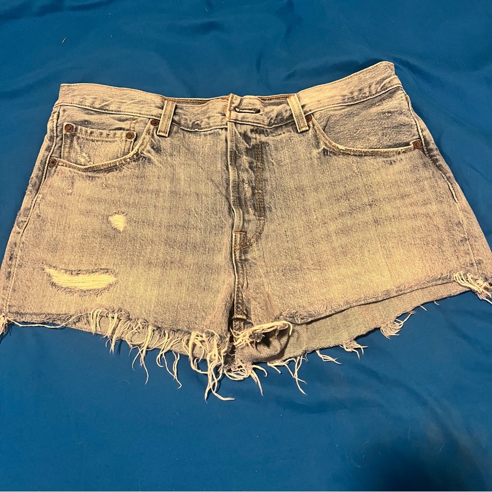 Levi’s Premium 501 Short Light wash Button Fly Sz 32
